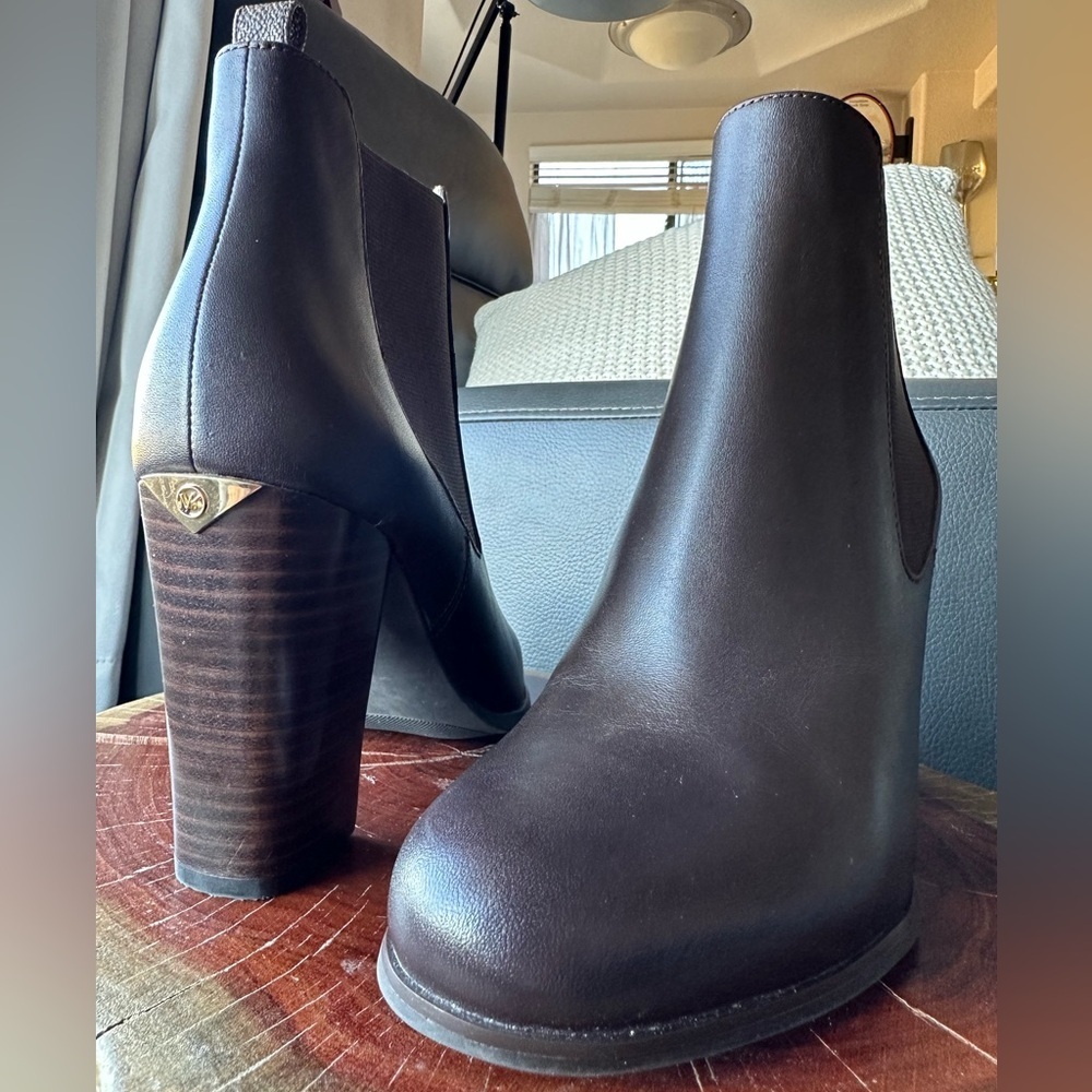 Michael MK Lottie Heeled Chocolate Mocha Brown Leather Pull-on Boots Sz 7